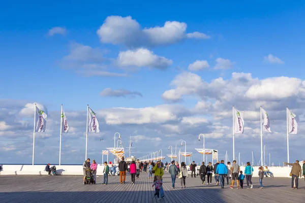 ポー州ソポト市のソポト桟橋(モロ)を歩く観光客 — ストック写真
