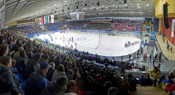 Pałac sportu w Kijowie podczas gry w hokeja na lodzie — Zdjęcie stockowe