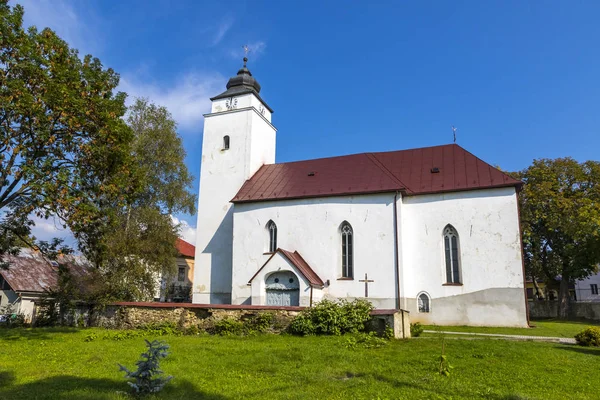 スロバキア、ヴェルキー・スラブコフ村の聖アンドリュー教会 — ストック写真
