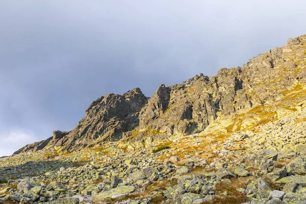 Senderismo en las altas montañas de Tatras (Vysoke Tatry), Eslovaquia — Foto de Stock