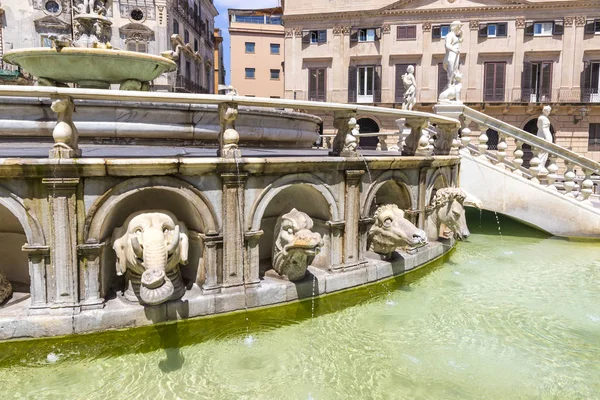 Fuente Pretoriana (Fontana Pretoria) en Palermo, Sicilia, Italia — Foto de Stock