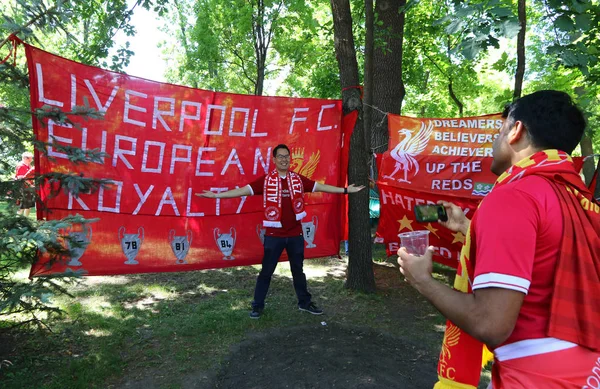 I tifosi del Liverpool si divertono prima della finale della UEFA Champions League — Foto Stock