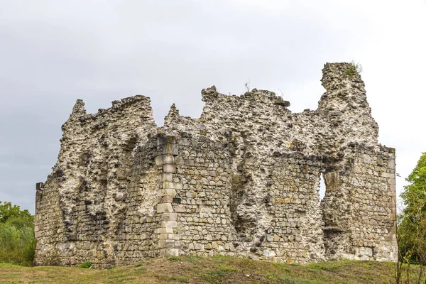 Ruinerna av medeltida slott i Seredne Village, Ukraina — Stockfoto