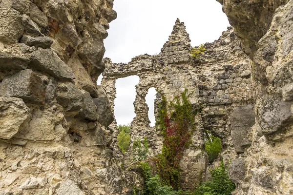 Ruinerna av medeltida slott i Seredne Village, Ukraina — Stockfoto