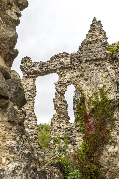 Ruiny středověkého hradu ve vesnici Seredne, Ukrajina — Stock fotografie