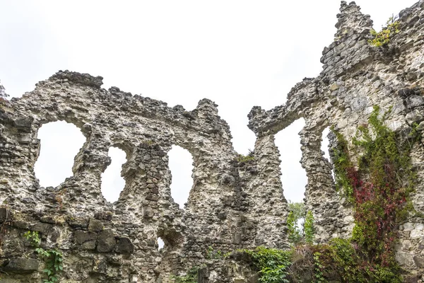 Ruinas del castillo medieval en Seredne pueblo, Ucrania —  Fotos de Stock