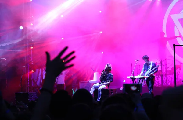 Enter Shikari banda de rock alternativo se apresenta no palco — Fotografia de Stock