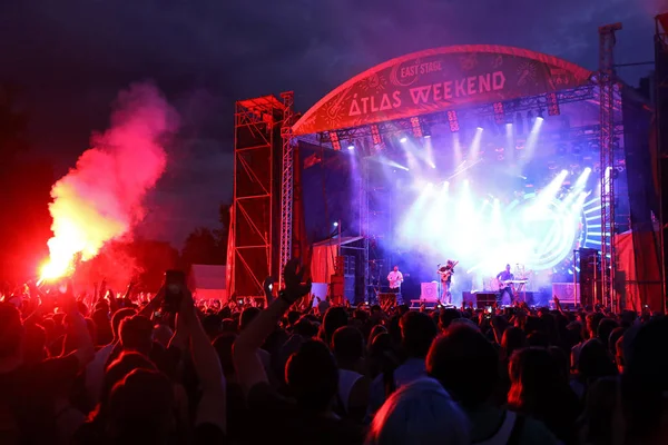 Entrar Shikari banda de rock alternativo realiza en el escenario — Foto de Stock