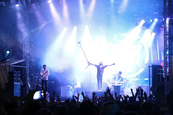 Введіть Shikari альтернативний рок-група виступає на сцені — стокове фото