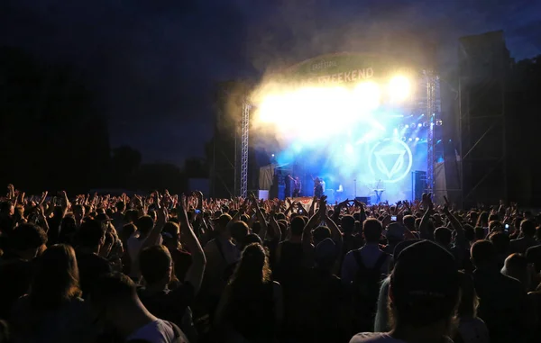 Entrar Shikari banda de rock alternativo realiza en el escenario — Foto de Stock