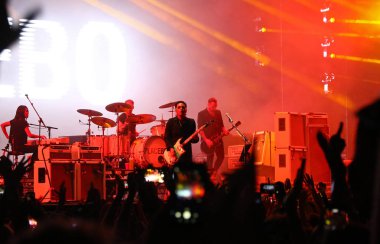 Placebo, İngiliz rock grubu sahnede performans sergiliyor