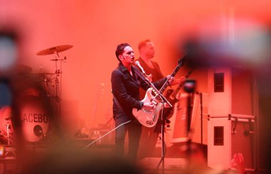 Placebo, İngiliz rock grubu sahnede performans sergiliyor