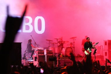 Placebo, İngiliz rock grubu sahnede performans sergiliyor