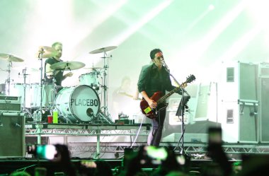 Placebo, İngiliz rock grubu sahnede performans sergiliyor