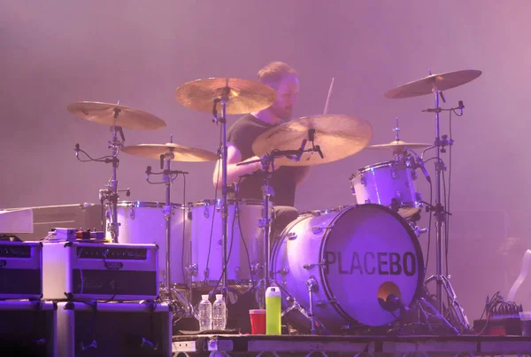 Плацебо, британський рок-група виступає на сцені — стокове фото