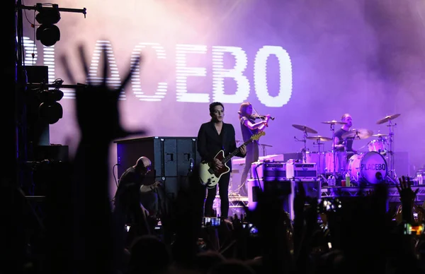 Placebo, banda de rock británica actúa en el escenario — Foto de Stock