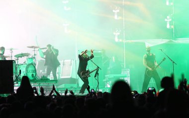 Placebo, İngiliz rock grubu sahnede performans sergiliyor