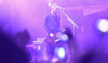 Placebo, İngiliz rock grubu sahnede performans sergiliyor
