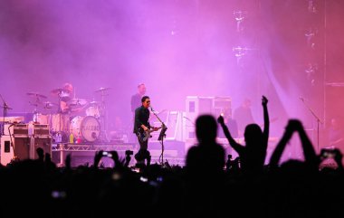 Placebo, İngiliz rock grubu sahnede performans sergiliyor