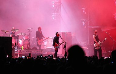 Placebo, İngiliz rock grubu sahnede performans sergiliyor