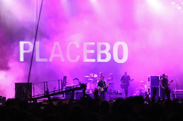 Placebo, Britse rock band presteert op het podium — Stockfoto