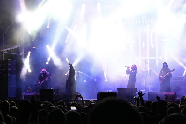 Lacuna Coil gotik metal rock grubu sahnede gerçekleştirir — Stok fotoğraf