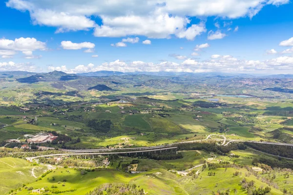 Pittoresca valle collinare vicino alla città di Enna, Sicilia — Foto Stock