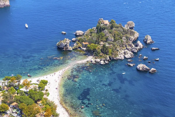 Eiland van Isola Bella en het strand in Taormina, Sicilië, Italië — Stockfoto