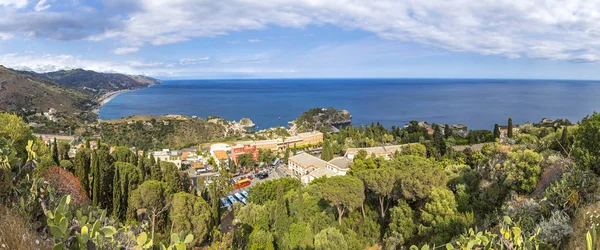 Panoramiczny widok z lotu ptaka wybrzeża Morza Jońskiego, Sycylia, Włochy — Zdjęcie stockowe