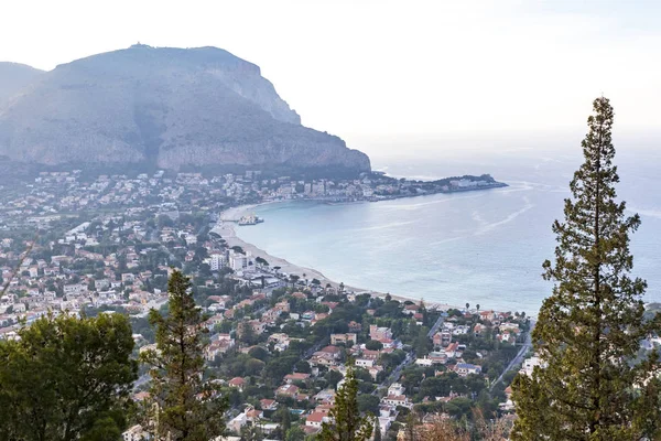 Panoramisch luchtfoto van Mondello beach, Palermo, Sicilië, Italië — Stockfoto
