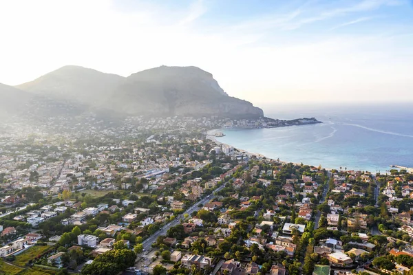 Panoramisch luchtfoto van Mondello beach, Palermo, Sicilië, Italië — Stockfoto