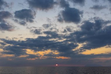 Milazzo kasabasında Tiren Denizi üzerinde gün batımı, Sicilya, İtalya
