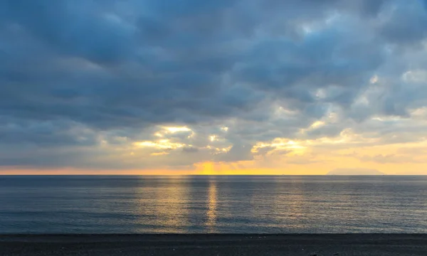 Západ slunce nad Tyrrhénským mořem ve městě Milazzo, Sicílie, Itálie — Stock fotografie