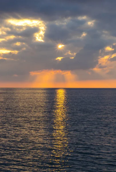 Západ slunce nad Tyrrhénským mořem v Milazzo, Sicílii, Itálie — Stock fotografie