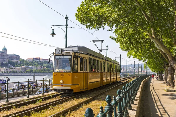 Tranvía se mueve a lo largo del río Danubio en Budapest, Hungría — Foto de Stock