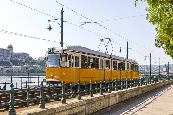 Tramvaj se pohybuje po řece Dunaj v Budapešti, Maďarsku — Stock fotografie