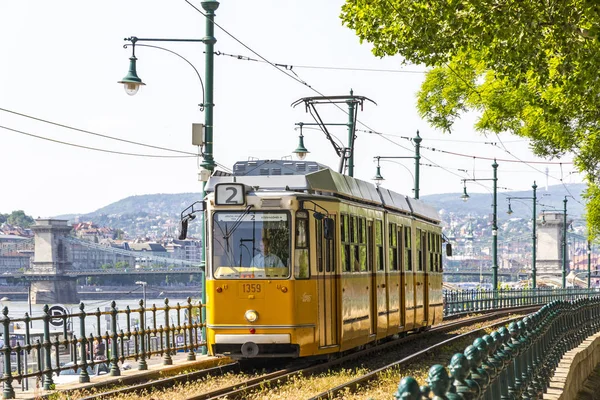 Eléctrico move-se ao longo do rio Danúbio em Budapeste, Hungria — Fotografia de Stock