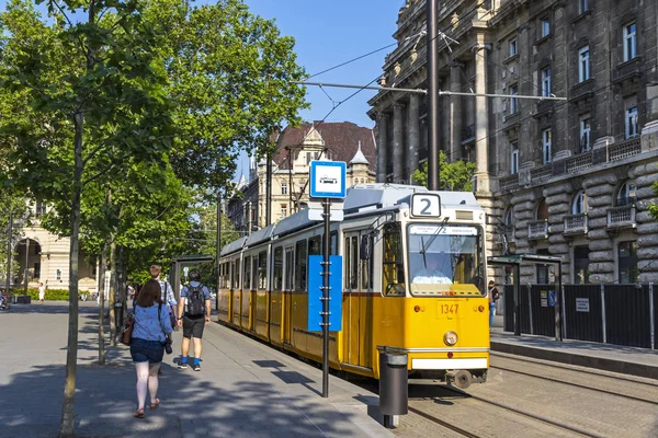 Tramwaj nr 2 zatrzymuje się na Kossuth Lajos Ter w Budapeszcie, Węgry — Zdjęcie stockowe