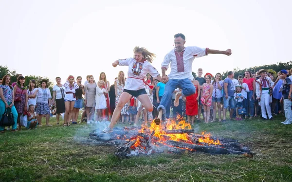 イヴァナ・クパラの休日の伝統的なスラブのお祝い — ストック写真