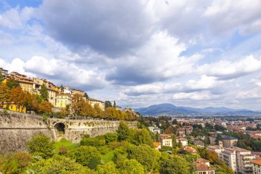 Bergamo şehrinin havadan görünümü, Lombardiya, İtalya