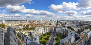 Berlin şehir merkezinin panoramik silüeti havadan görünümü, Almanya