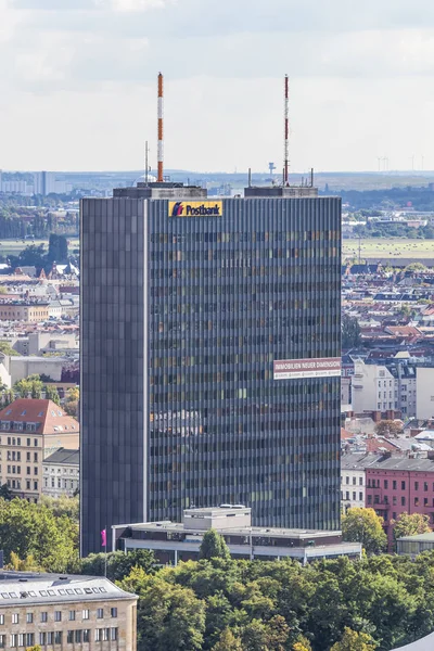 Biurowy wieżowiec bulding w berlińskiej dzielnicy Kreuzberg, Germa — Zdjęcie stockowe