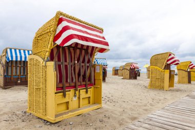 Travemund Baltık sahilinde kapüşonlu plaj sandalyeleri (strandkorb)