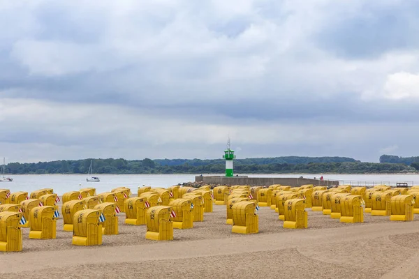 Scaune de plajă cu glugă (strandkorb) la coasta mării baltice din Travemund — Fotografie, imagine de stoc