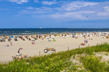 Swinoujscie Usedom adasında Kalabalık Baltık deniz plajı, Polonya