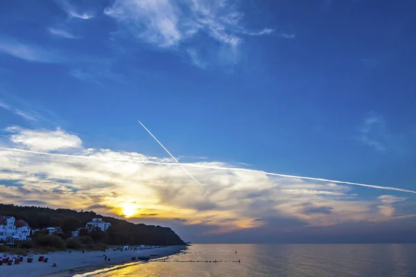 Zonsondergang boven de Baltische Zeekust in Heringsdorf, Duitsland — Stockfoto