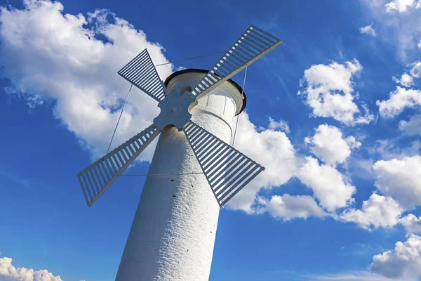 Farol velho branco em Swinoujscie, Polonia — Fotografia de Stock