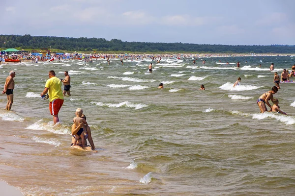 Přeplněná baltská mořská pláž na ostrově Usedom ve Swinoujscie v Polsku — Stock fotografie