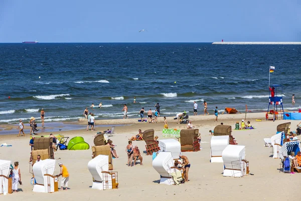 Plage surpeuplée de la mer Baltique sur l'île d'Usedom à Swinoujscie, Pologne — Photo