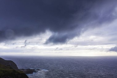 Sao Miguel Adası yakınlarındaki Atlantik Okyanusu kıyısında dramatik gökyüzü, A